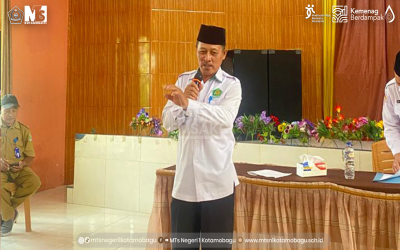 Kupas Tuntas Kemadrasahan, Materi Kepala MTsN 1 Kotamobagu Diikuti Antusias oleh Ratusan Murid Baru